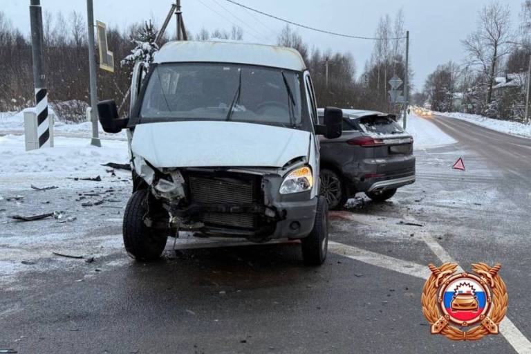 Два водителя пострадали в столкновении кроссовера с ГАЗелью на М-10 в Тверской области