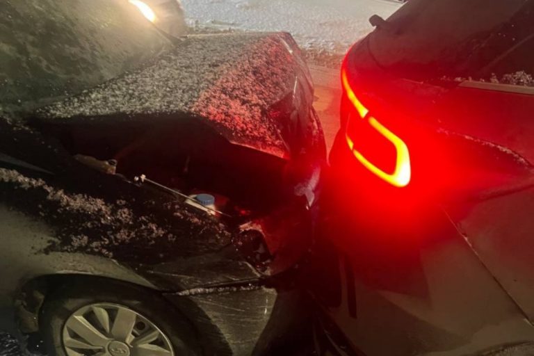 В Твери легковушка протаранила кроссовер – пострадал маленький мальчик