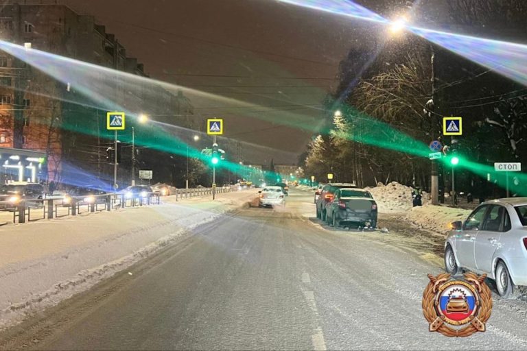 В Твери легковушка протаранила кроссовер – пострадал маленький мальчик