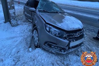 В Твери легковушка протаранила столб