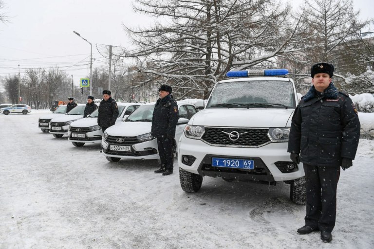 Глава Тверской области вручил полицейским ключи от новых служебных автомобилей