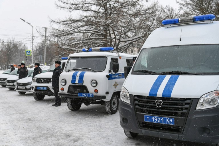 Глава Тверской области вручил полицейским ключи от новых служебных автомобилей