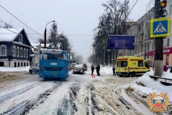 На пешеходном переходе в Твери сбили парня На пешеходном переходе в Твери сбили парня