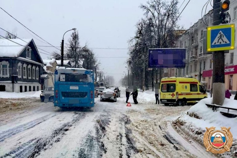 На пешеходном переходе в Твери сбили парня