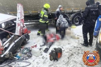 В Тверской области легковушка столкнулась с 3 большегрузами:погибла женщина,трое травмированы