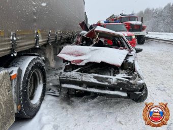 В Тверской области легковушка столкнулась с 3 большегрузами:погибла женщина,трое травмированы