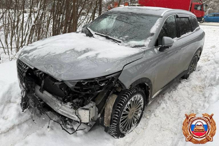 Два водителя пострадали в столкновении автомобилей на М-10 под Тверью