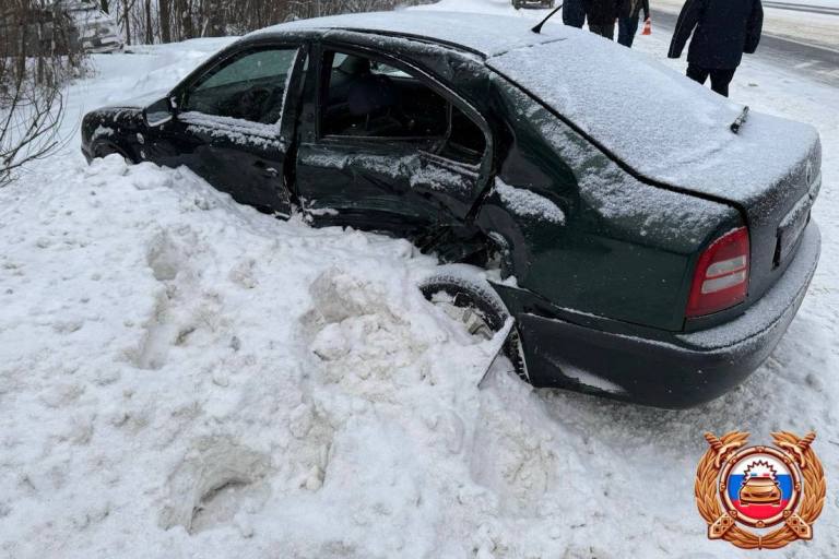 Два водителя пострадали в столкновении автомобилей на М-10 под Тверью