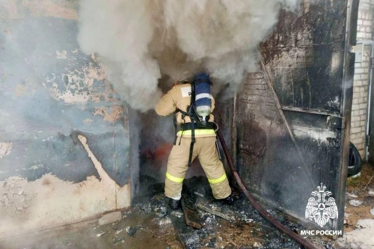 Автомобиль и мотоцикл сгорели в гараже в Тверской области