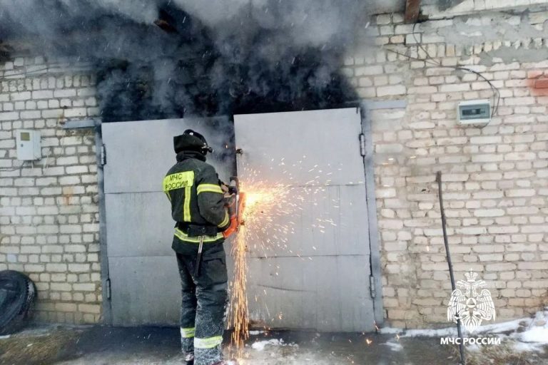 Автомобиль и мотоцикл сгорели в гараже в Тверской области