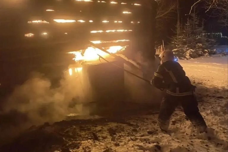 Два жилых дома горели в Тверской области