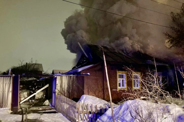 Ночью в Твери на пожаре спасли мужчину и женщину