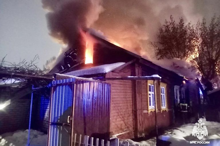 Ночью в Твери на пожаре спасли мужчину и женщину