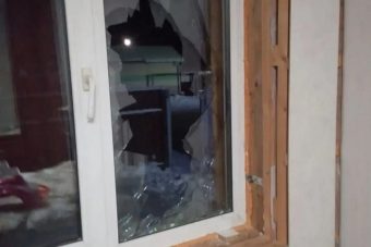 В Тверской области мужчина из ревности разбил окна лопатой своей возлюбленной В Тверской области мужчина из ревности разбил окна лопатой своей возлюбленной