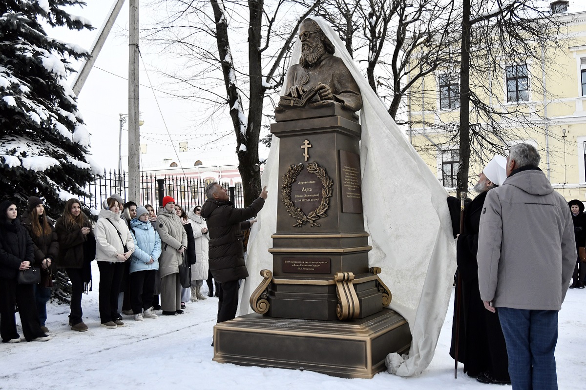 Во дворе тверского медуниверситета открыт бюст хирургу с мировым именем и одновременно архиепископу Луке