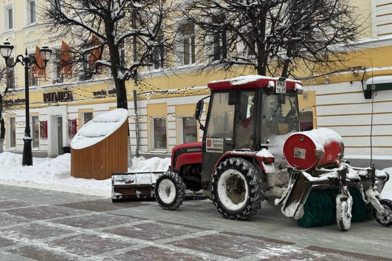 В новогодние праздники с улиц Твери убрали десятки тысяч кубометров снега