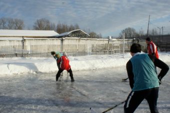 Осужденные тверской исправительной колонии сыграли в хоккей