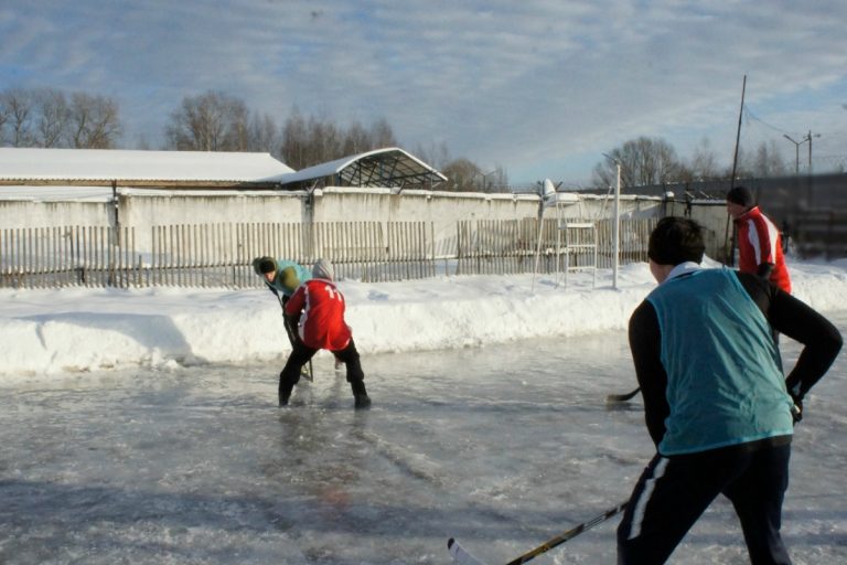 Осужденные тверской исправительной колонии сыграли в хоккей