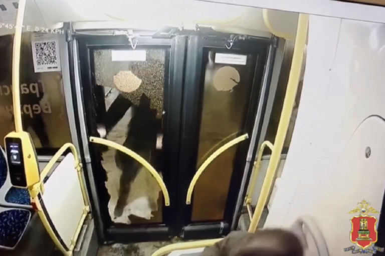 Раздосадованный житель Твери выместил агрессию на автобусе