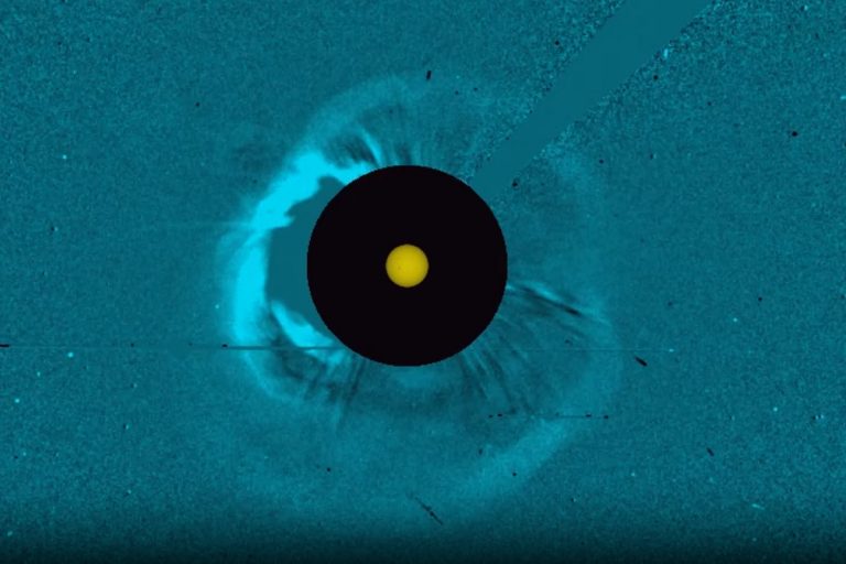 Солнце ударит по земле очень мощной магнитной бурей