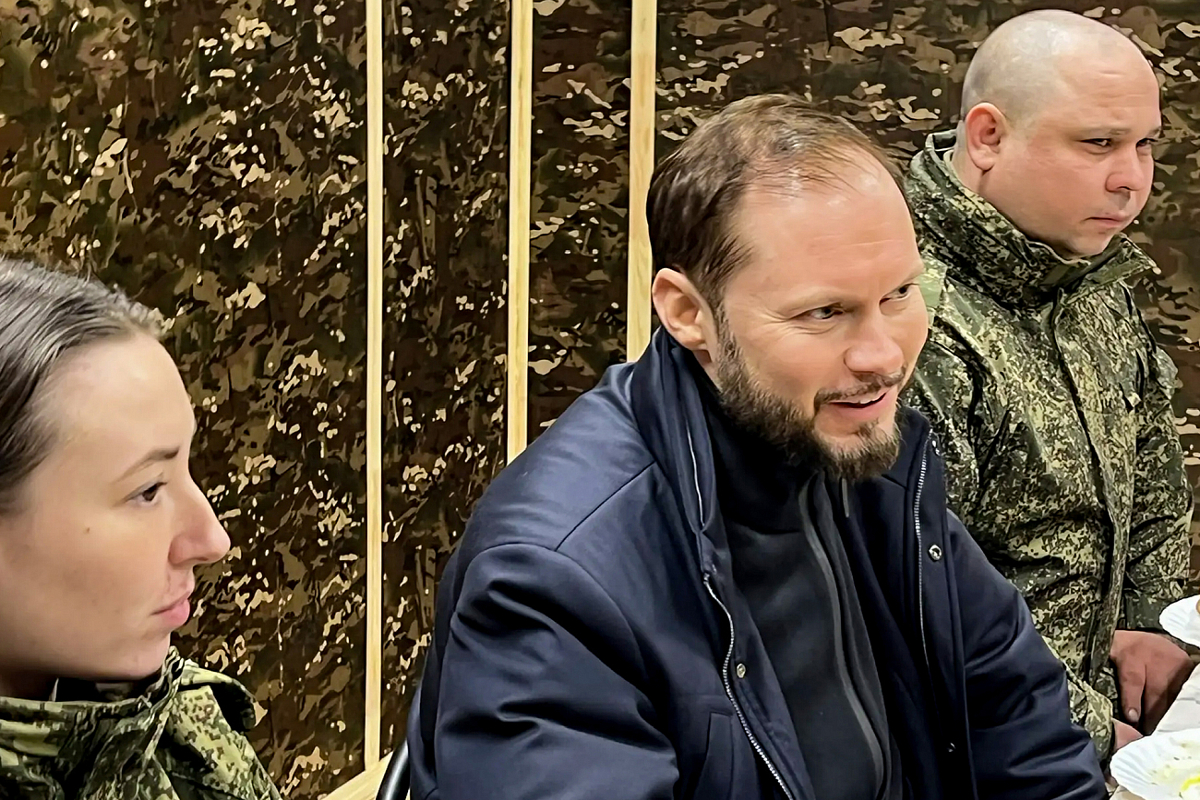 Виталий Королев в зоне проведения СВО вручил награды тверским артиллеристам