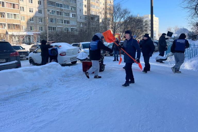 Депутат Госдумы РФ Владимир Васильев организовал субботник по уборке снега в Твери