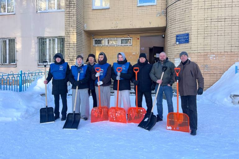 Депутат Госдумы РФ Владимир Васильев организовал субботник по уборке снега в Твери