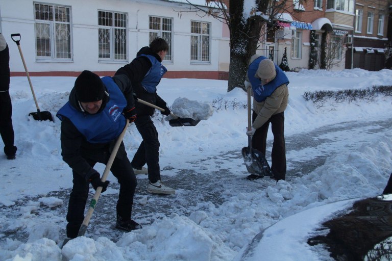 Депутат Госдумы РФ Владимир Васильев организовал субботник по уборке снега в Твери