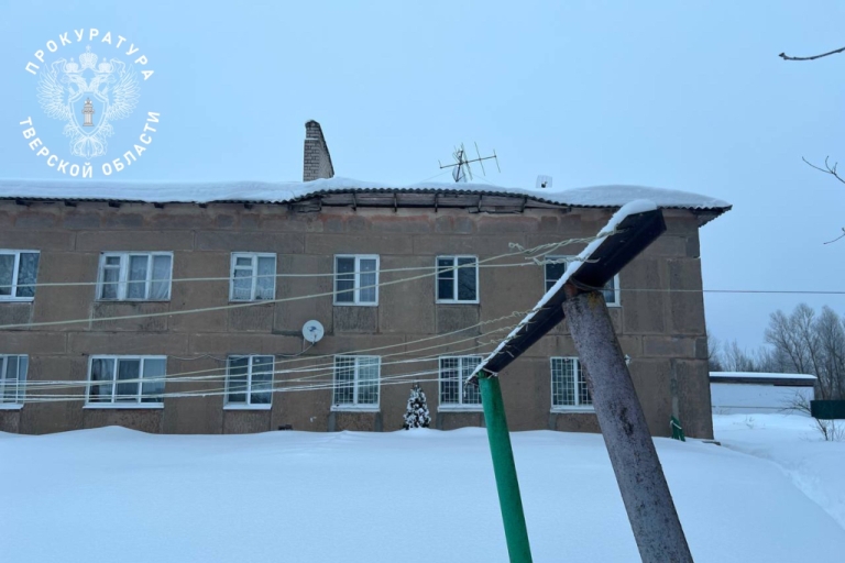 Крыша многоквартирного дома частично обрушилась в Тверской области