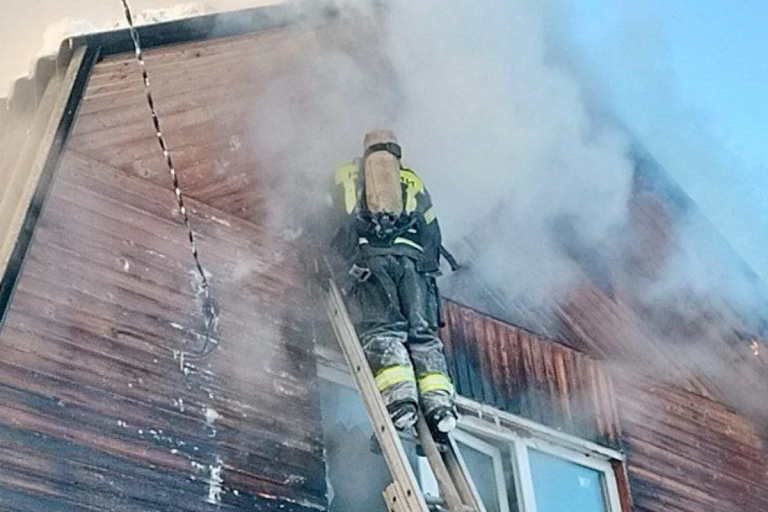 Огнеборцы не дали огню уничтожить дачу под Тверью