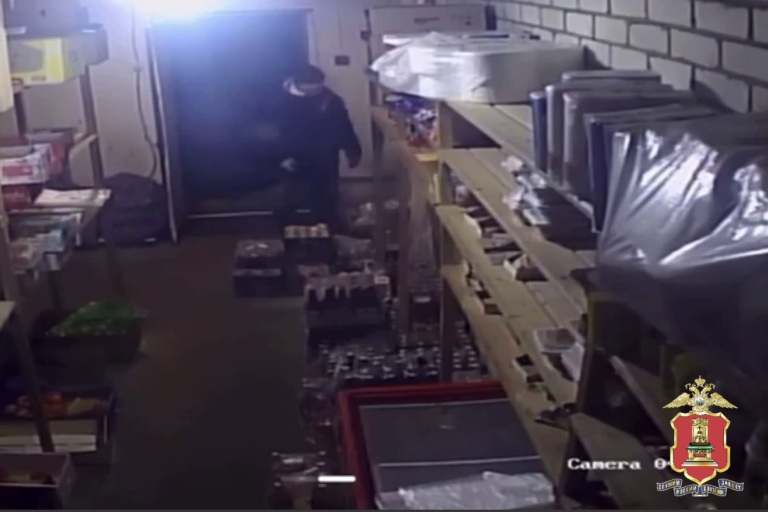 В Тверской области двое мужчин крали пиво ящиками