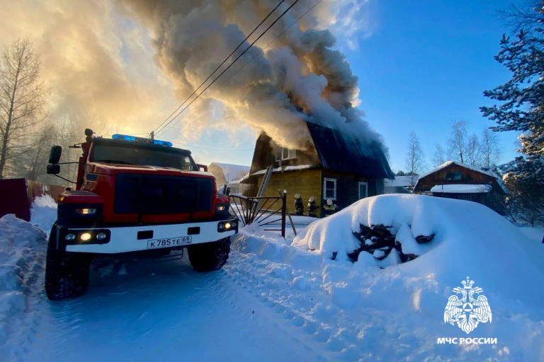 Огнеборцы не дали огню уничтожить дачу под Тверью