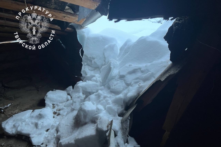 Крыша многоквартирного дома частично обрушилась в Тверской области