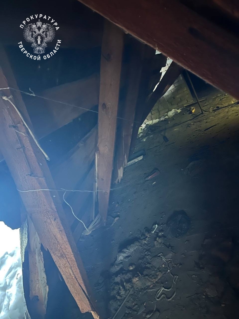 Крыша многоквартирного дома частично обрушилась в Тверской области