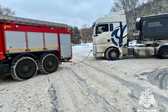 Снежная каша в Твери победила даже фуру Снежная каша в Твери победила даже фуру