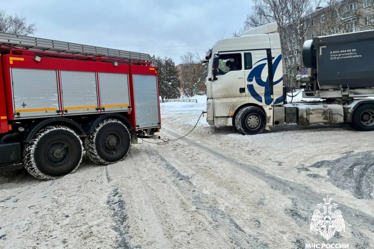 Снежная каша в Твери победила даже фуру