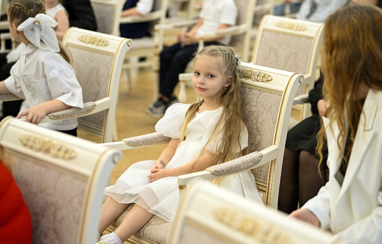 Глава Тверской области вручил жилищные сертификаты молодым семьям