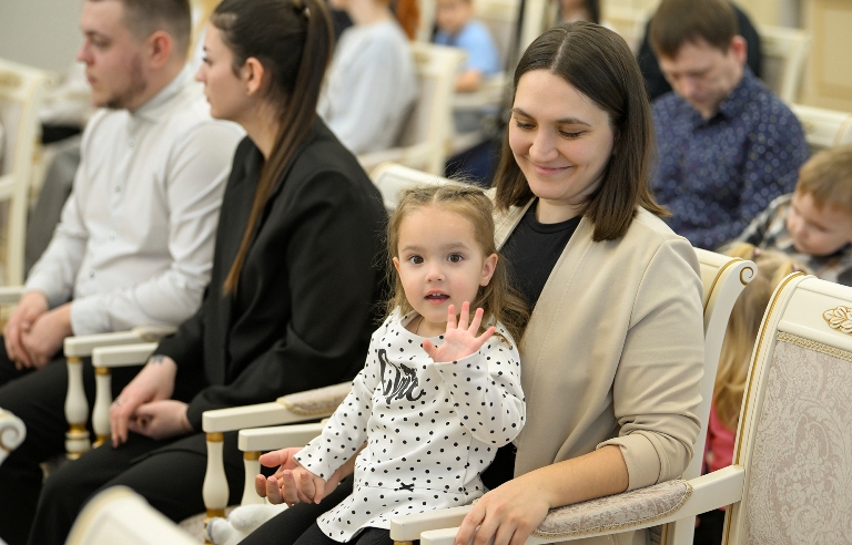Глава Тверской области вручил жилищные сертификаты молодым семьям