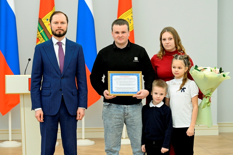 Глава Тверской области вручил жилищные сертификаты молодым семьям
