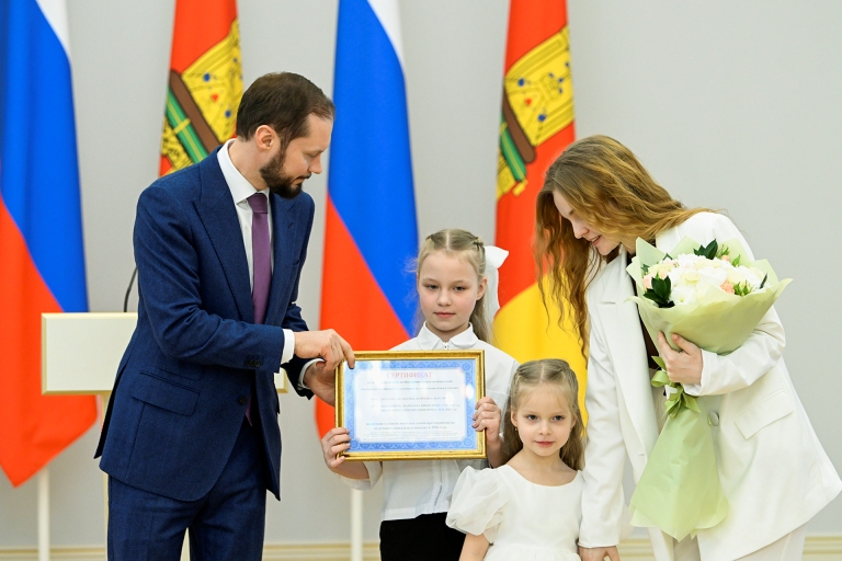 Глава Тверской области вручил жилищные сертификаты молодым семьям