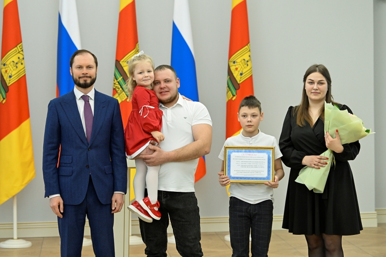 Глава Тверской области вручил жилищные сертификаты молодым семьям