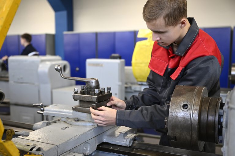 Министр просвещения РФ и глава Верхневолжья посетили колледж в Твери