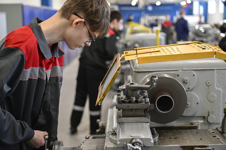 Министр просвещения РФ и глава Верхневолжья посетили колледж в Твери