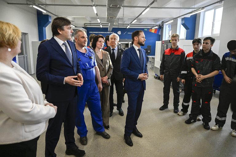 Министр просвещения РФ и глава Верхневолжья посетили колледж в Твери