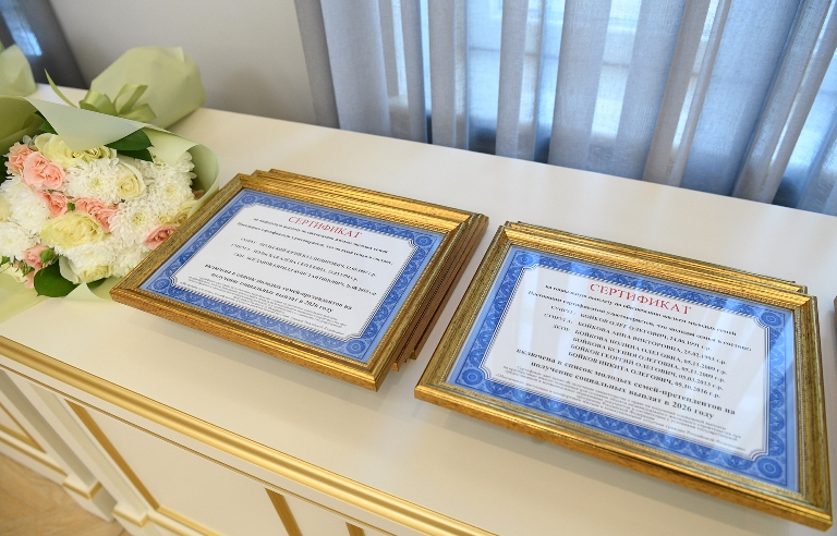 Глава Тверской области вручил жилищные сертификаты молодым семьям