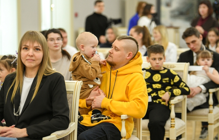 Глава Тверской области вручил жилищные сертификаты молодым семьям