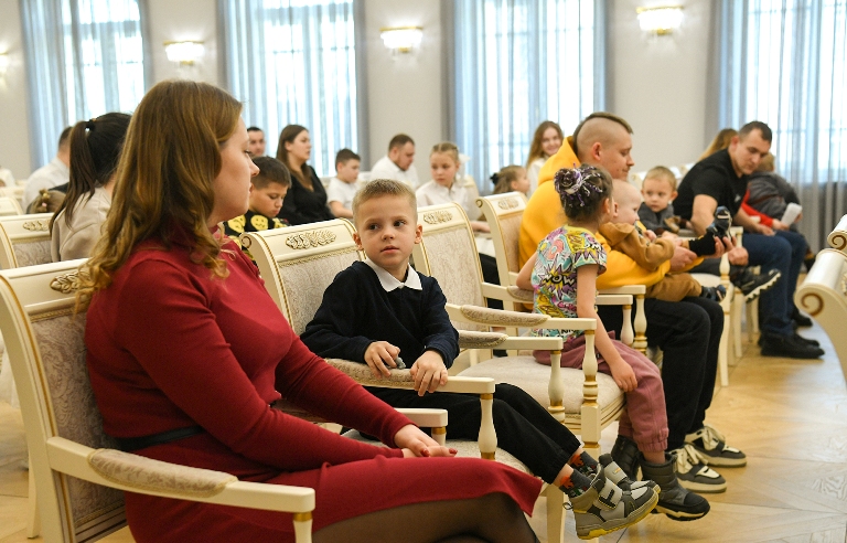 Глава Тверской области вручил жилищные сертификаты молодым семьям