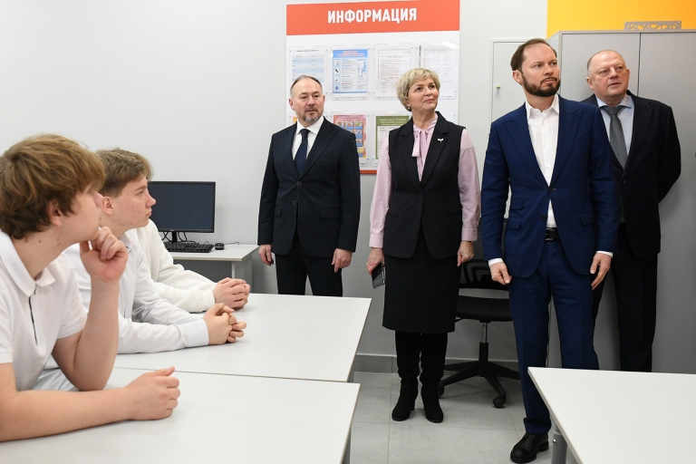 Глава Тверской области провел урок «Разговор о важном» для студентов в Старице