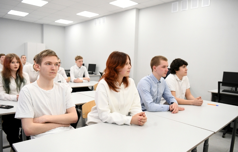 Глава Тверской области провел урок «Разговор о важном» для студентов в Старице