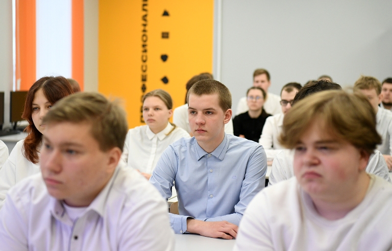 Глава Тверской области провел урок «Разговор о важном» для студентов в Старице